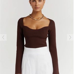 OFF WHITE! Dissh knit sweater top.